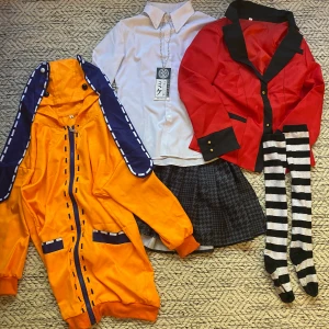 Runa yomozuki cosplay - Säljer Runa yomozuki cosplay från serien Kakegurui. Det storlek S men skulle räkna det som xxs. Koftan har lite vattenskador men är inte så synliga.