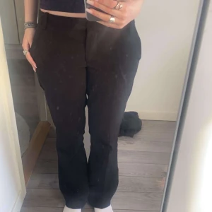 Svarta kostymbyxor med bootcut - Säljer ett par svarta kostymbyxor med bootcut passform. Byxorna har normal midja och klassisk rak design med fickor framtill. Perfekta till en stilren look och passar till många olika outfits.