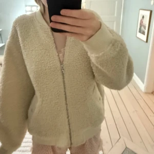 Teddy jacka - Jättesnygg teddy jacka från lindex!! Lite nopprig på insidan men inget man tänker på. Går att ha som vårjacka eller kofta