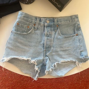 Levis jeans shorts  - Levis jeans shorts i fint skick! Förmeå för mig så kan inte ta bild med dem på men det är den populära vanliga modellen (se bilden från hemsida) NYPRIS 689kr storlek w24