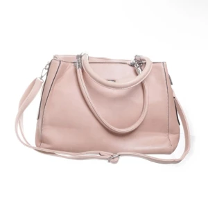 Ljusrosa axelväska med handtag - Säljer en stilren ljusrosa axelväska med både handtag och justerbar axelrem. Väskan har dragkedja upptill och en extra ficka med dragkedja på baksidan. Perfekt för dig som vill ha en snygg och praktisk accessoar.