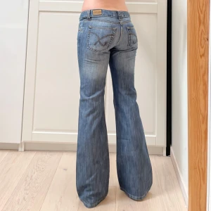Lågmidjade bootcut jeans❤️ - Midja 40 cm rakt över, gren 20 cm och innerben 80 cm. Märkta storlek W30/L32🫶🏻 Jag tycker de sitter som en S men det är måtten som gäller om man köper!!!