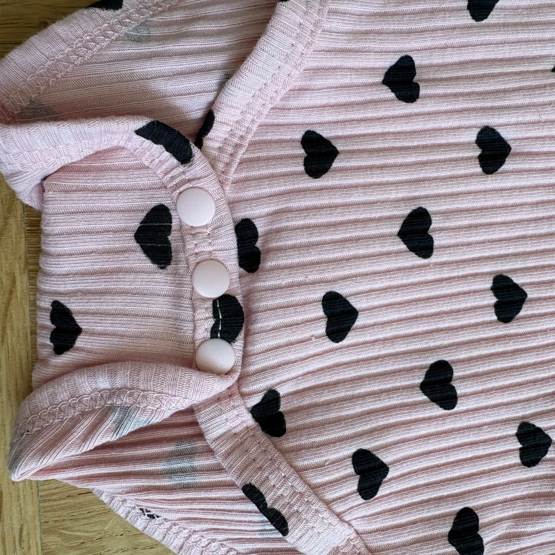 Rosa ribbad body med svarta hjärtan  - 2