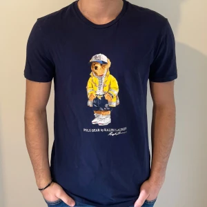 Ralph Lauren T-Shirt Bear - Snygg Ralph Lauren Bear T-shirt i utmärkt skick! // Storlek: Medium, jag på bild är 177cm // Hör av er vid frågor!