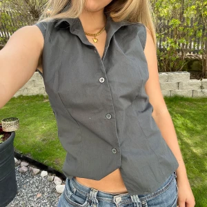 Grå skjorta topp - Såå fin grå/khaki topp som liknar weekdays