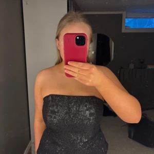 Svart axelbandslös topp från H&M - Säljer en jätte fin svart axelbandslös topp från H&M som är perfekt till fest!! 