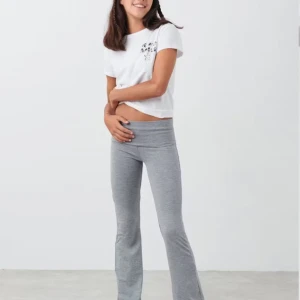 Grå yoga pants från Gina Tricot - Säljer ett par grå yoga pants från Gina Tricot. Oanvända, säljer de därför att de är förkorta för mig.Byxorna är i mjukt och stretchigt material, perfekta för en avslappnad stil. 