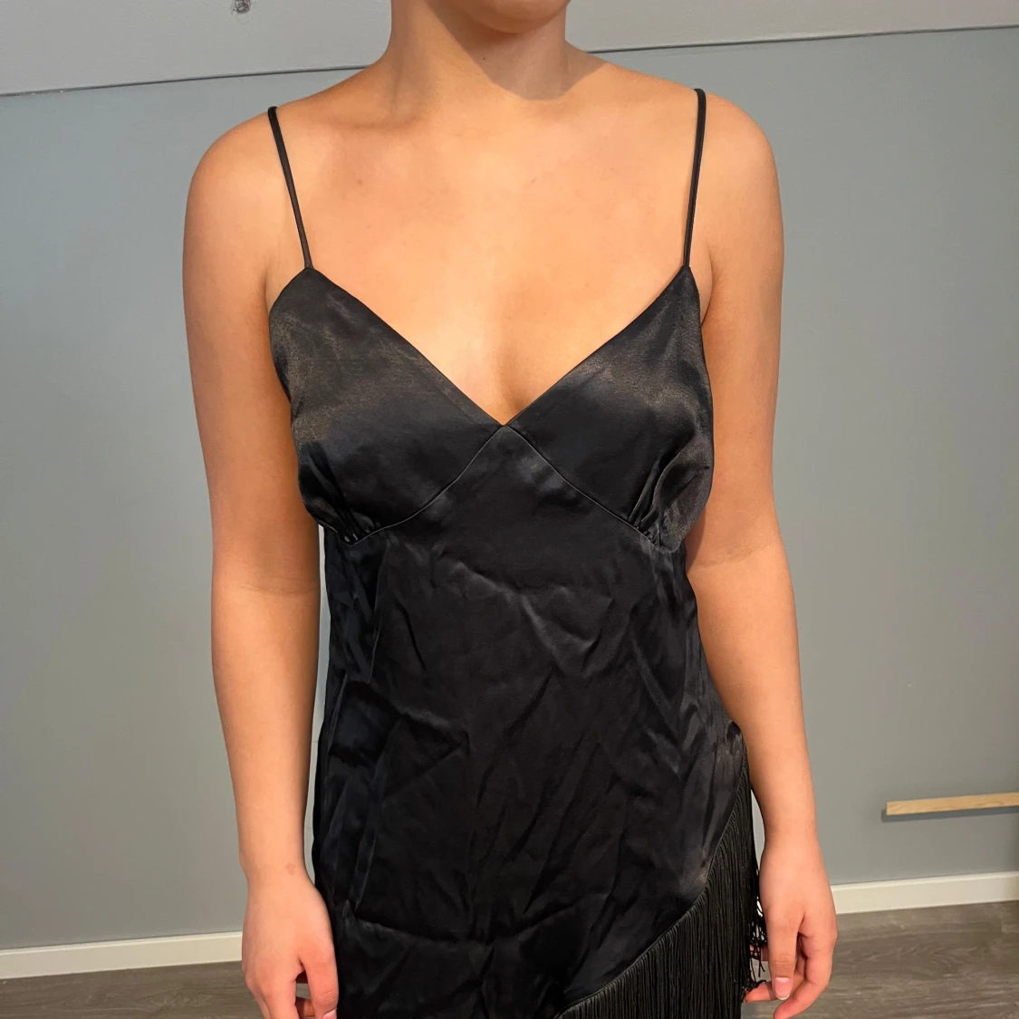 Svart klänning med fransdetaljer - 1