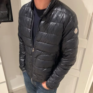 Moncler New Down Jacka - Säljer nu min moncler new down jacka i storlek 1 (S-M). Jackan är i gott skick och passar perfekt både för vår, sommarkvällar och höst! Finns att hämta i göteborg men kan även fraktas spårbart via postnord. 