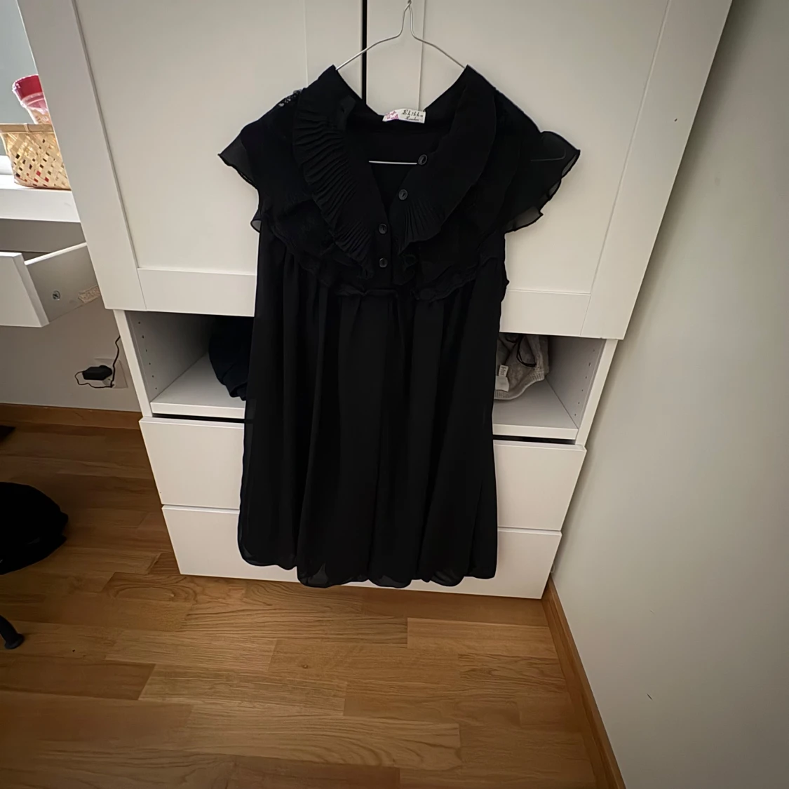 Svart klänning med volangkrage från Shikha London