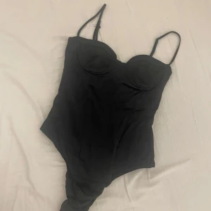 Svart korsett från Zara  - Säljer denna stilrena korsett från Zara. Den format kroppen som ett timglas!