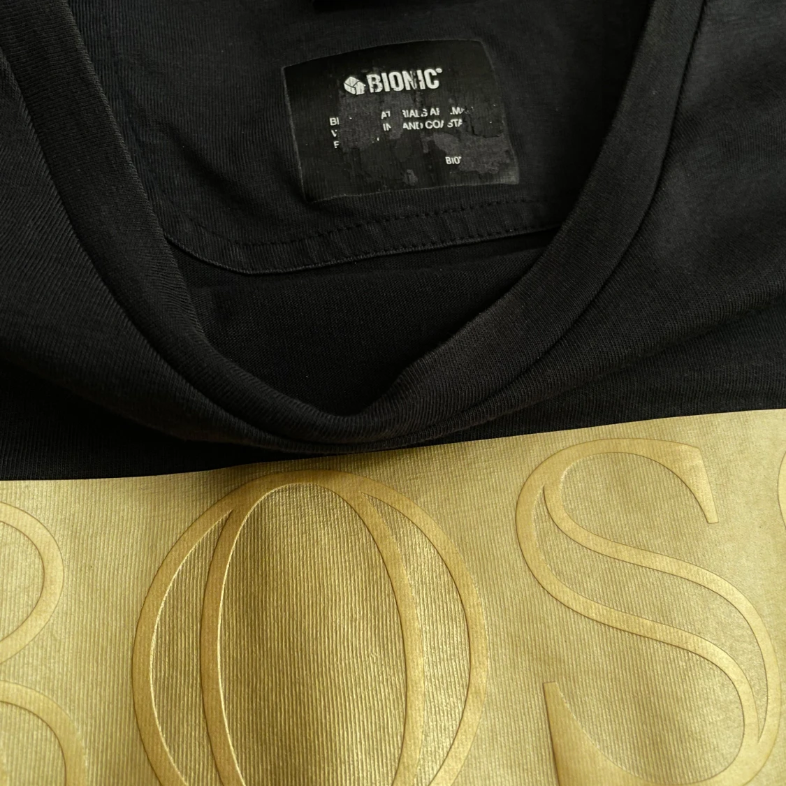 Marinblå t-shirt med guldtryck från Hugo Boss - 3