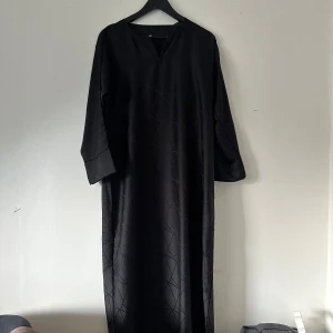 Svart abaya från Saudi  - Superfin abaya köpt i Saudi. Den har tyvärr aldrig kommit till användning. Står M men passar mig som är 158cm så skulle säga xs/s