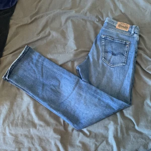 Replay jeans - Säljer ett par sparsamt använda replays som är helt felfria förutom en söndrig högerficka som synes på bild 3. Går säker att fixa snabbt och enkelt! Hör av dig vid minsta fundering 