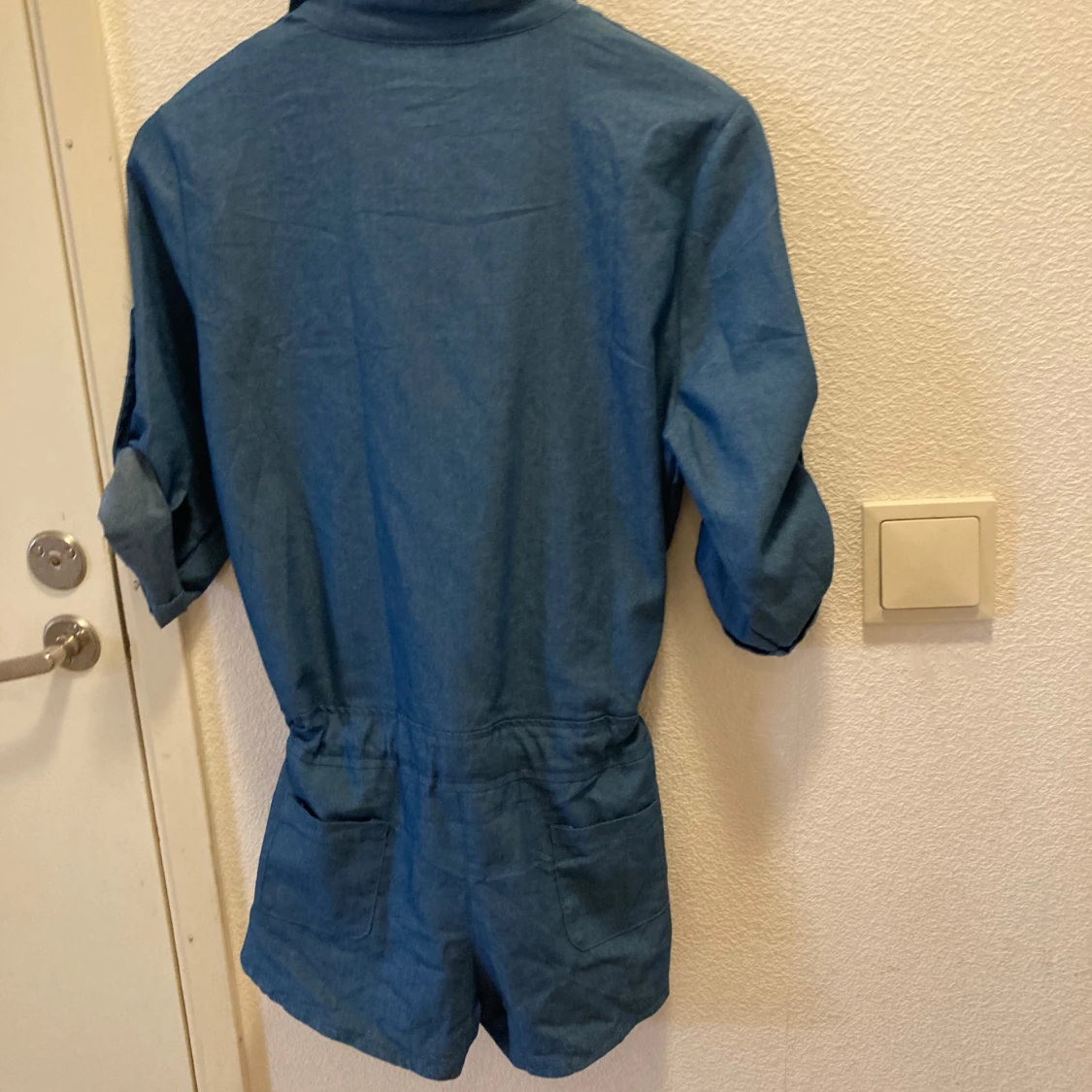 Blå kort byxdress med knappar och krage Stl M - 1