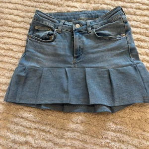 Jeanskjol med volang - Supersnygg jeanskjol med volang som jag sytt själv💕 Använd ett fåtal gånger och har inga defekter. Skriv för fler bilder🫶