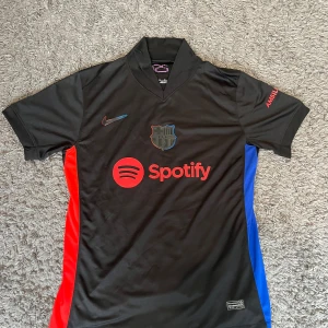 Barcelona bortaställ matchyröja 24/25 - Snygg matchtröja från barcelona med Nike. Jätte bra kvalite och material. Bekväm och enkelt att andas med. Perfekt till all typ av träning. Passar perfekt som en normal T-shirt också. Perfekt till sommaren. PRISET KAN DISKUTERAS.