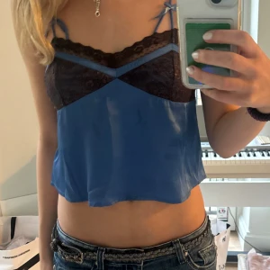 Festtopp💙⭐️ - Topp från Urban Outfitters med spetsdetaljer och små rosetter vid banden💕