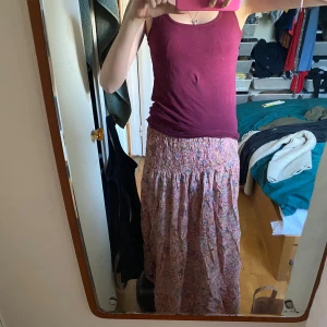 Mönstrad långkjol - Långkjol som knappt är använd. Köpt för 700kr. Perfekt till sommaren!!