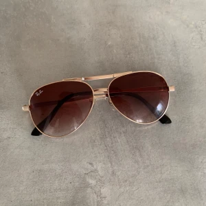 RayBans  - Säljer ett par trendiga raybans som endast användts 1-2 gånger. Inga defekter och passar perfekt till sommaren.