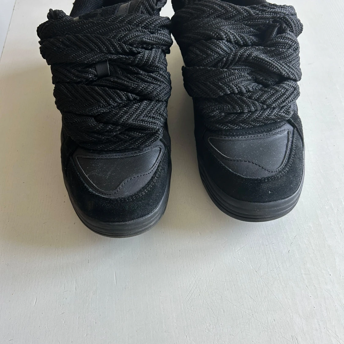 Svarta sneakers med grova snören - 1