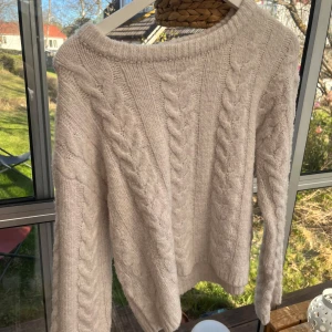 Vit stickad  - Aldrig använd, super fin!! 💓