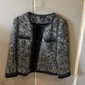 Vårjacka/cardigan - Superfin jacka/kofta perfekt till våren och sommarkvällar! Köpt på Sellpy så vet tyvärr inte märket. Såå cool och går att sylea till mycket!😍