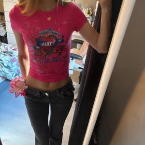 Y2k 2000s mcbling sommar babytee crop top - Fin kvalitet, har används men ändå ett fint skick, perfekt för sommaren 