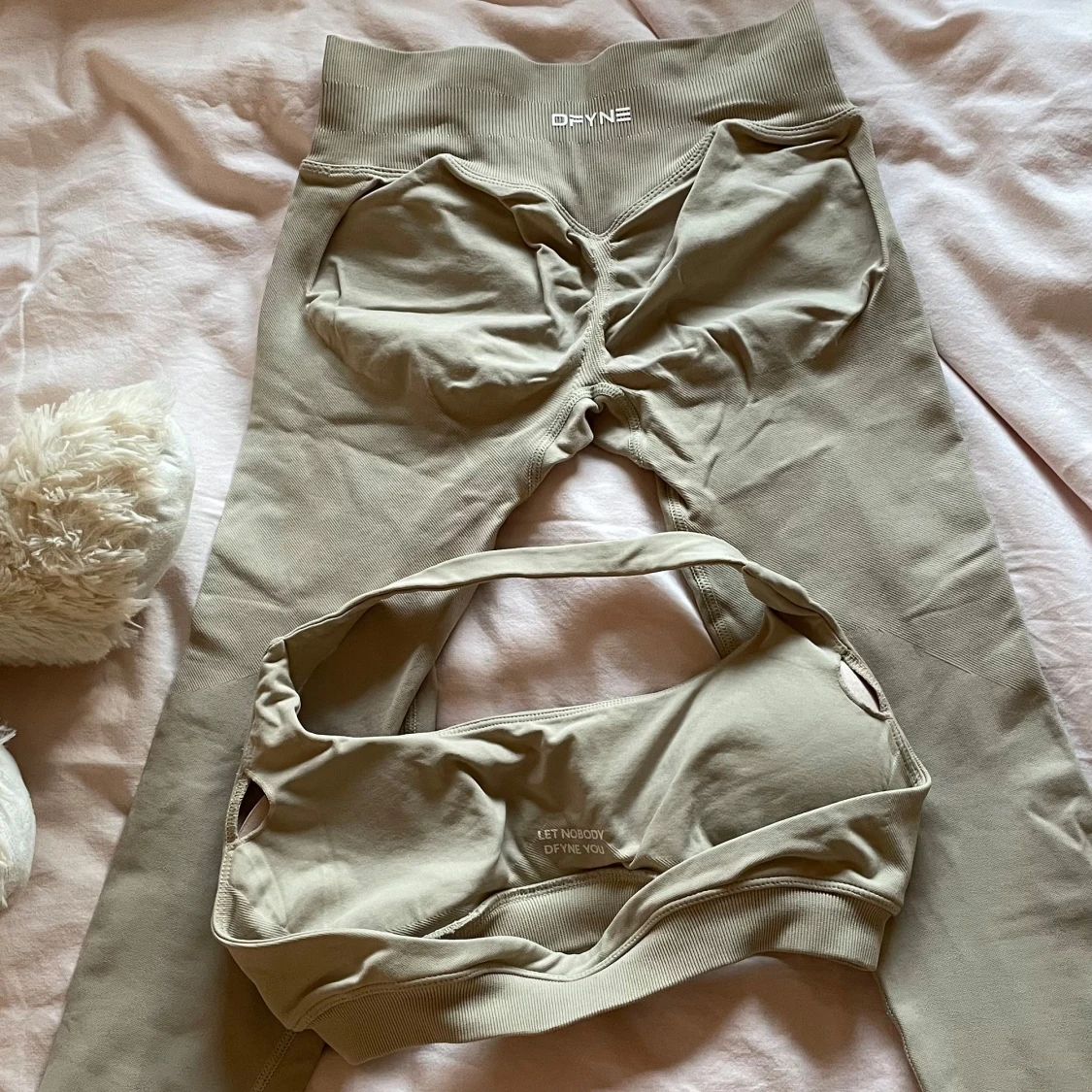 Beige träningsset från Dfyne - 1