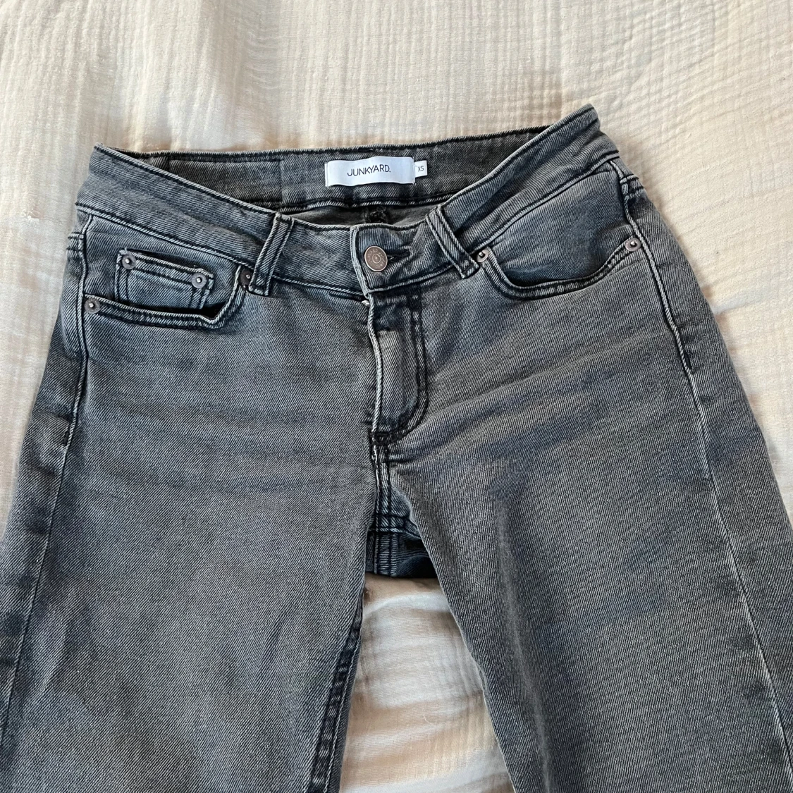 Grå jeans från Junkyard