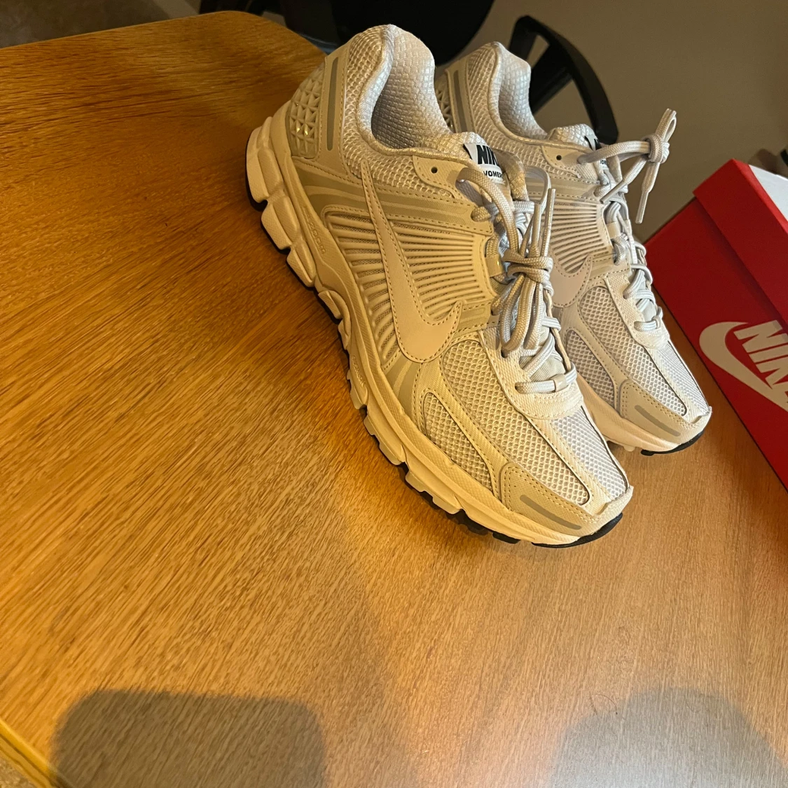 Nike Vomero 5 sneakers i ljusgrått - 2