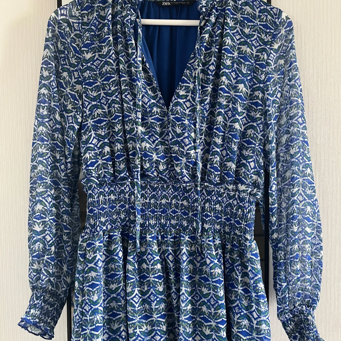 Blåmönstrad långärmad klänning från Zara