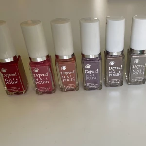 OÖPPNADE Depend nagellack - Säljer dessa oöppnade nagellack från Depend. Köpte ett kit med många färger och kommer inte använda dessa. 50kr för samtliga (9st) eller 15kr/st. Färgkoder höger till vänster: 463, 732, 753, 771, 770, 755, 758, 669, 756.