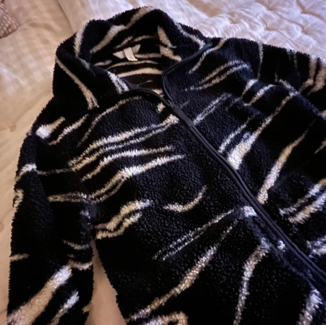 Svart och vit teddyjacka med zebramönster - 1