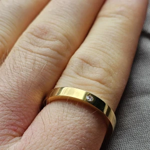 Guldring med färgade stenar - Snygg och stilren guldring med infattad sten i olika färger. Finns med klar, svart, grön eller lila sten. Perfekt för dig som vill ha en enkel men unik detalj på handen. Rostfritt stål, 20.6 mm