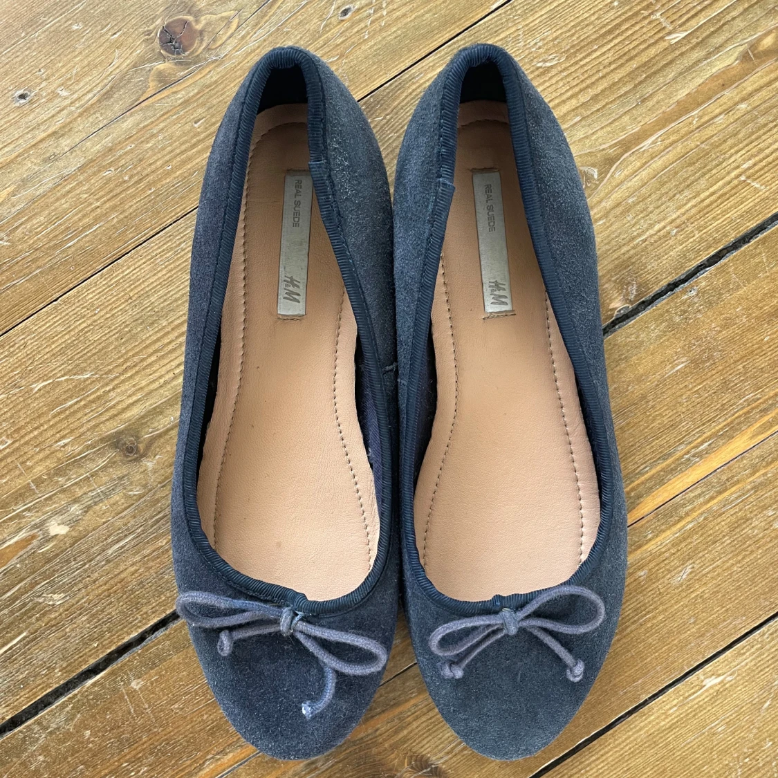 Mörkblå mocka ballerinaskor från H&M