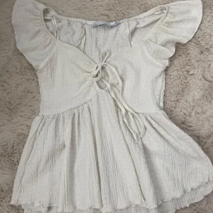 Vit topp  - Supersöt topp som knappt är använd