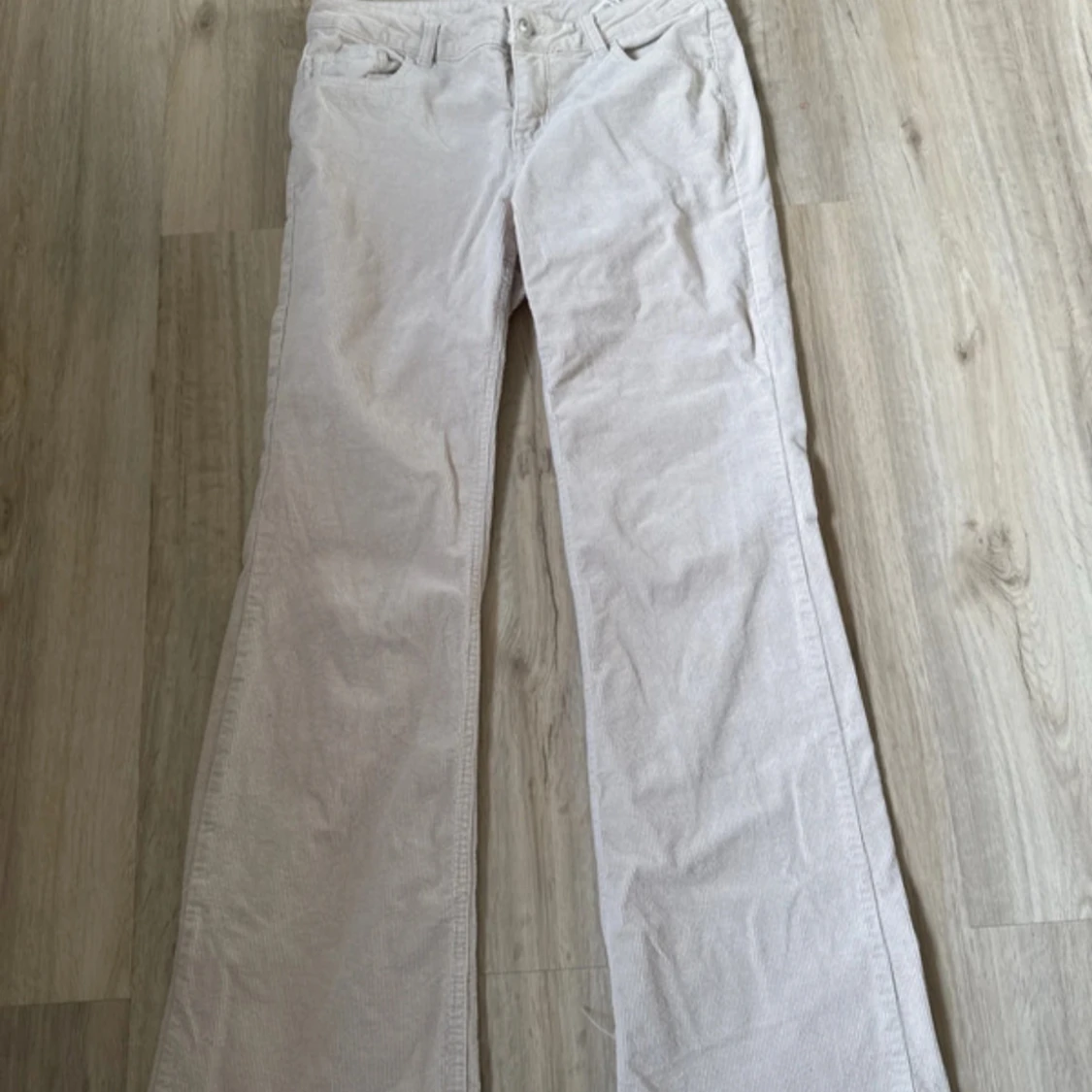 Beiga bootcut/utsvängda manchesterbyxor