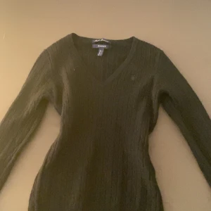 Svart ribbad stickad tröja från GANT - Säljer en svart stickad tröja från GANT. Tröjan är i storlek L men passar mig som vanligtvis har storlek xxs-xs i tröjor perfekt och som den ska. Säljer för 150!