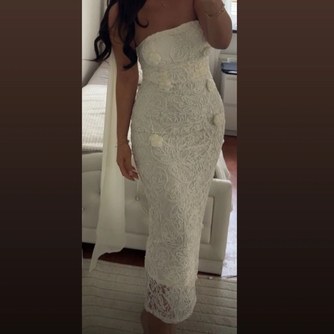 Vit spetsklänning med axelbandslös design (egen design)