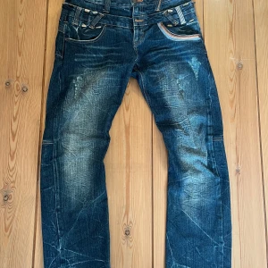 Dubbel Waisted Custom Dominate Jeans - Dubbel Waisted Custom Dominate Jeans with crazy embroidery and honeycomb wash on the legs. Size 32 and fits like 31-32. Perfect straight fit🐦‍⬛