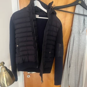 Moncler Cardigan - Säljer min moncler cardigan i storlek XL. Passar även L. Hör av er vid frågor!
