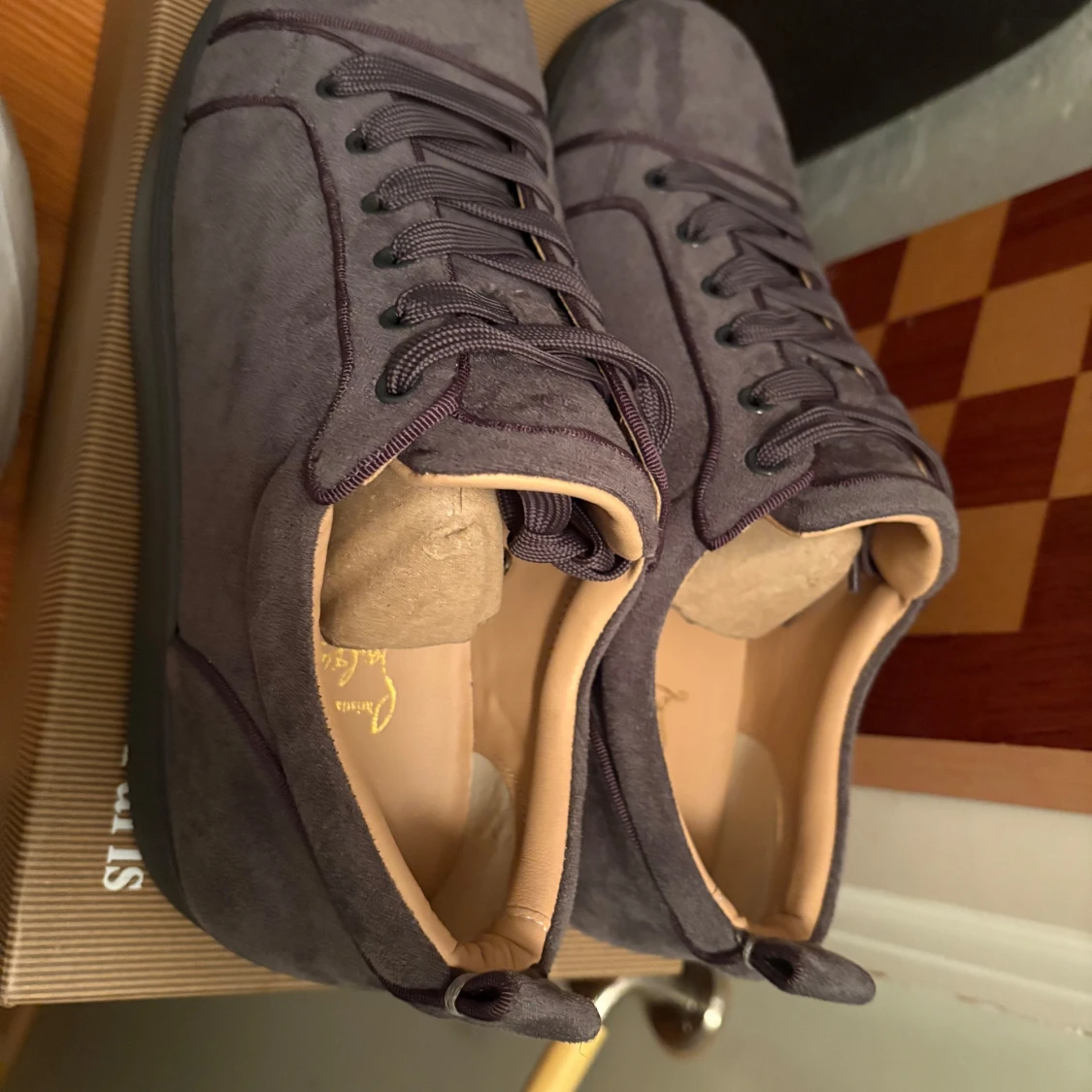 Gråa sneakers från Christian Louboutin