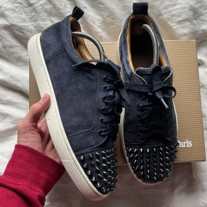 Christian Louboutin - Säljer mina super snygga Christian Louboutin junior spike i marinblå mocka. 43, bra skick, lite repiga spikar med en liten del där några sömmar gått up(går att fixa själv). Givetvis äkta! Box, skohorn, nitar och snören ingår. Pris är förhandlingsbart vid en snabb affär. Hör av er vid frågor och mått, mvh Oscar