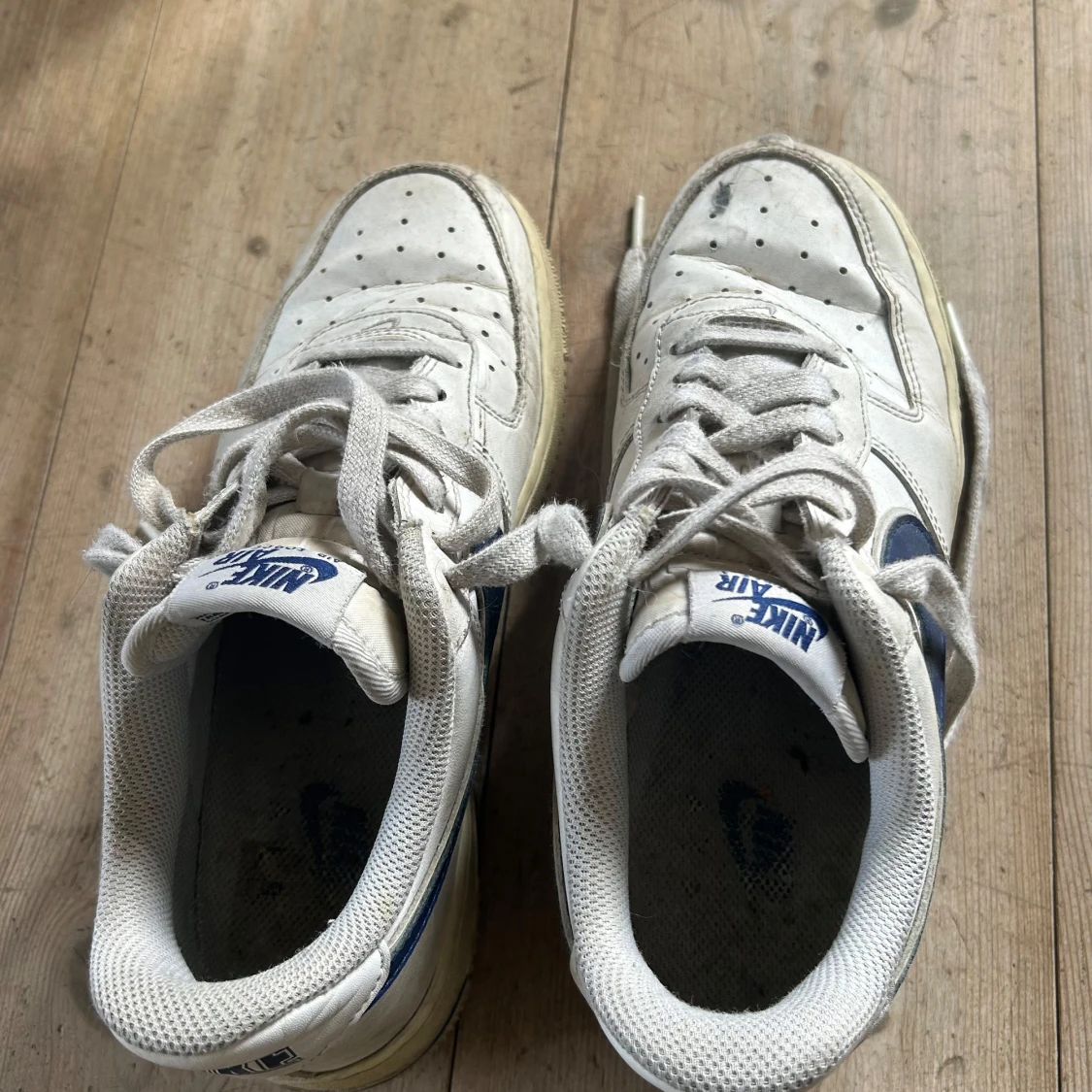 Nike Air Force 1 med blå detaljer - 2