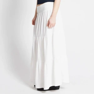 Vit långkjol med volang - Säljer en vit långkjol från lager 157 då jag inte använder den. Kjolen är luftig och perfekt för varmare dagar. Passar bra till både enkla toppar och stickade tröjor💗💗jag har bara använt den två gånger så därför är den i väldigt bra skick. Skriv för fler bilder🥰