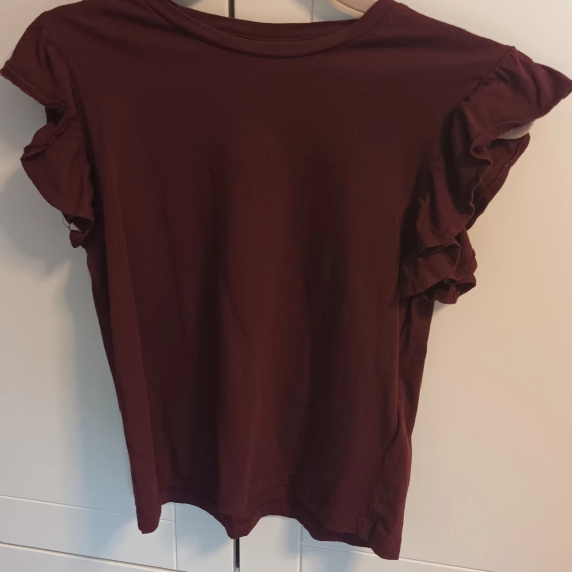 Vinröd topp med volangärmar - 2