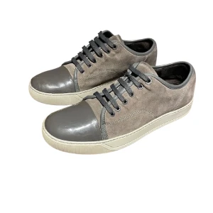 Lanvins - Snygga bruna sneakers från Lanvin med svarta snören och tåparti i mörkare nyans. Skorna har en platt, ljus sula och rund tå. Perfekta för en stilren och avslappnad look.