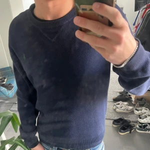 Polo Ralph lauren tröja  - Go mörkblå polo Ralph lauren tröja i storleken S, använd sparsamt o inga defekter förekommer. Skriv för frågor och funderingar 