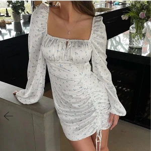 NA-KD klänning - Superfin vit kortklänning med små blå blommor från NA-KD i nyskick🦋!.                                                                      • Storlek 38 • Har du några frågor är det bara att skicka ett meddelande, så svarar jag så fort jag kan.☺️ Ha en fin dag!💕♻️